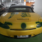 Un vehicle d'alta gama amb pintades de vandalisme a l'aparcament d'Escaldes