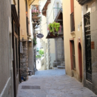 El carrer de la Vall, i a la dret el local on s'ubicarà el nou punt d'informació turística.