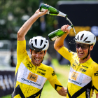 Els guanyadors de la cursa masculina celebren la victòria.