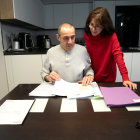 Manel Álvarez i Virgínia Claverol, revisant papers a casa seva.