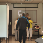 Ciutadans votant a l'ambaixada