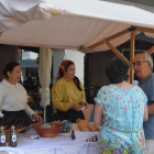 Una de les parades del mercat instal·lat a la plaça Guillemó.