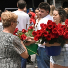Una senyora aplegant les roses del Roser d'Ordino.