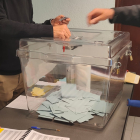 Un home votant aquest matí