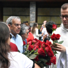 Un home aplegant les roses del Roser d’Ordino.