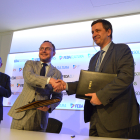 El cap de Govern i president de FEDA, Xavier Espot, i el president-director general d'EDF, Luc Rémont, després de la signatura del conveni.