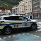 Un vehícle de policía a carrer Prat de la Creu