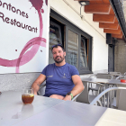 Dani Garcia assegut a la terrassa del Bar Pontones, a Santa Coloma.