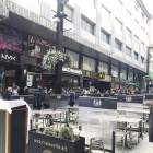 Terrasses a l’avinguda de l’eix comercial.