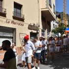 Les parelles durant la tradicional passa de Sant Julià de Lòria.