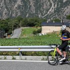 Un ciclista mira l’aplicació al mòbil.