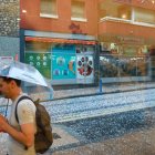 Un carrer d'Andorra la Vella emblanquinat per la calamarsa