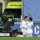 Clemente, a l’esquerra, celebrant un gol a l’Estadi Nacional.