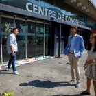 Els dos cònsols d’Andorra la Vella davant el Centre de Congressos.