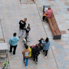 Diverses famílies amb infants passejant per la capital.