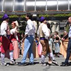 El cap de Govern, Xavier Espot, i el cònsol major d'Andorra la Vella, Sergi González, durant el ball del contrapàs a la plaça del Poble.