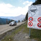 Un vehicle accedint a Andorra des de la pista forestal de Tor.