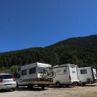 Autocaraves estacionades en un aparcament de muntanya.