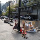 La voravia d’un carrer de la capital.