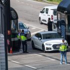 Agentes de policia espanyola controlant la sortida de vehicles a la frontera del riu Runer