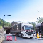 Un camió de mercaderia creua la frontera des d'Espanya.