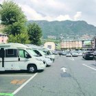 Autocaravanes estacionades a l’aparcament del Parc Central.