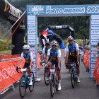 El ciclista Joaquim "Purito" Rodríguez, arriba a la línia de meta amb un grup de ciclistes en la marxa cicloturista Purito 2024, als Cortals d'Encamp.