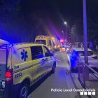 Els serveis sanitaris atenent la jove anit a l'accident a Castelldefels