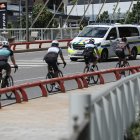 Dos vehicles de la policia i uns ciclistes.