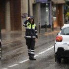 La policia dirigint el trànsit aquest matí a la Massana quan ha començat a ploure