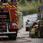 Els bombers treballant en l'exterior de l'edifici afectat pel foc