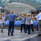 Un grup de persones ballant sardanes a la plaça dels Arínsols d'Encamp.