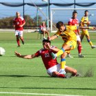 L’andorrà Adrià da Cunha, en un xut que el porter de Gibraltar va enviar a córner, ahir.