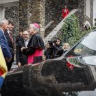Vives conversa amb Espot i Ensenyat a l’entrada a la basílica.
