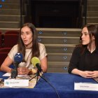 La cònsol menor d'Andorra la Vella, Olalla Losada, i la directora i actriu de l'obra 'Benvinguda a la realitat', Núria Montes