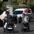 Famílies amb infants passejant.