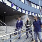 Benjamí Rascagneres, Ignasi de Planell i Albert Dorca sortint de la policia ahir de posar la denúncia