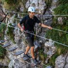 Excursionistes en una via ferrada d’Encamp.