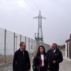 El director de FEDA, Albert Moles, amb la cònsol major d'Encamp, Laura Mas, i el cònsol major de Canillo, Jordi Alcobé, a l'Estació transformadora i repartidora de Grau Roig