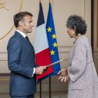 L’ambaixadora entrega les credencials a Macron.