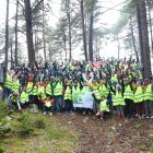 Alumnes participants en la campanya de recollida de residus al medi ambient