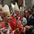 Serrano i Vives saludant a les autoritats al final de la cerimònia