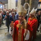 El bisbe coadjutor Josep-Lluís Serrano saluda després de la celebració de l’ordenació.