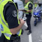 Els agents fent un control d’alcoholèmia.