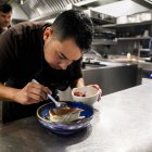 El xef del restaurant Émo preparant un plat en la presentació de les jornades