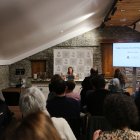 Un moment de la presentació del llibre 'Fades i bruixes en la literatura medieval' de Meritxell Simó