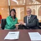 La cònsol de la Massana, Eva Sansa, i el president de la Creu Roja Andorrana, Josep Pol i Pedrós en el moment de la signatura del conveni