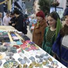 Dues noies amb un vestit medieval en una de les parades del mercat de la fira medieval de Sant Julià