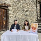 El cònsol menor, Roger Fité, i la cap de Medi Ambient, Eva López, en la presentació de la quarta edició de la Pitavola del Comapedrosa