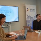 La cap de projectes d’Andtropia, Mercè Miguel, i el director del Grup de Sociologia d’Andorra Recerca i Innovació, Joan Micó, en la roda de premsa de presentació del baròmetre de la solidaritat